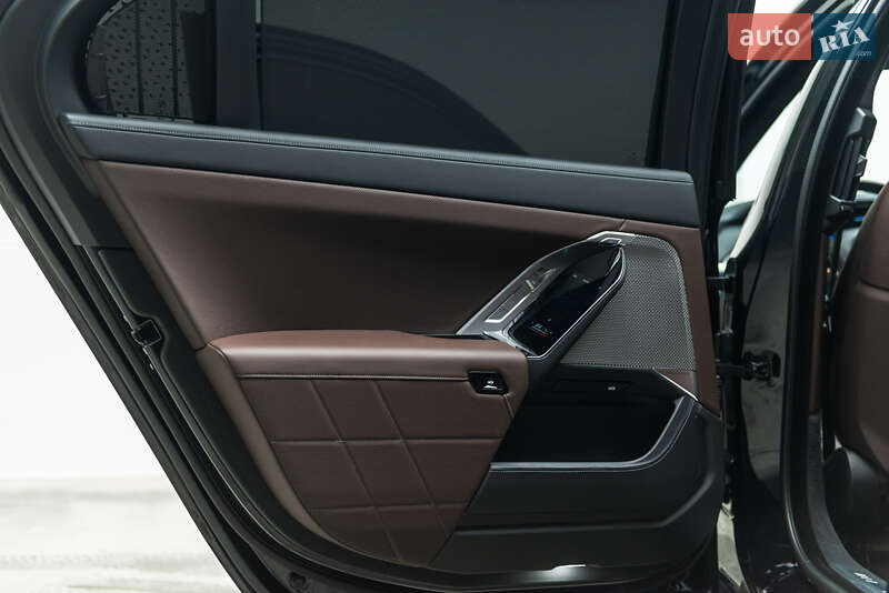 Седан BMW i7 2023 в Мукачево