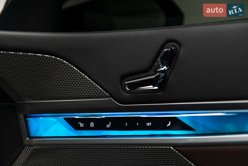 Седан BMW i7 2023 в Мукачево