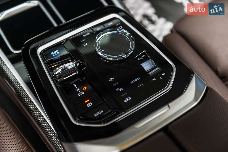 Седан BMW i7 2023 в Мукачево