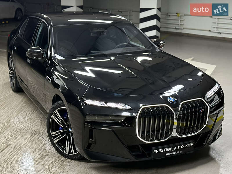 Седан BMW i7 2023 в Киеве