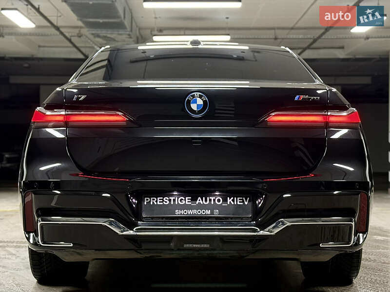 Седан BMW i7 2023 в Киеве