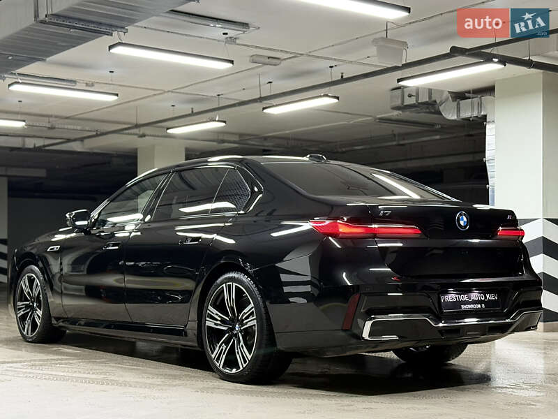 Седан BMW i7 2023 в Киеве