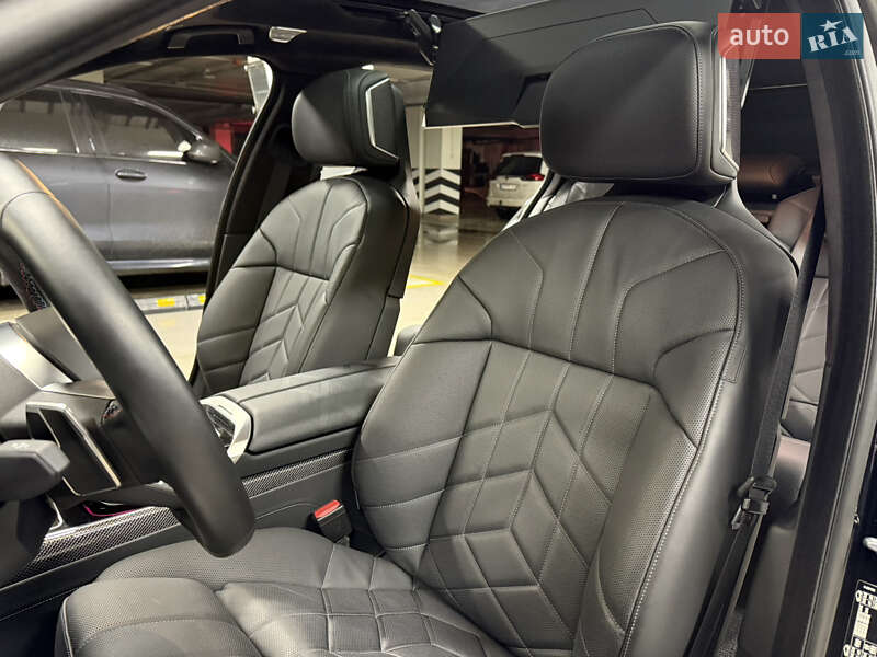 Седан BMW i7 2023 в Киеве