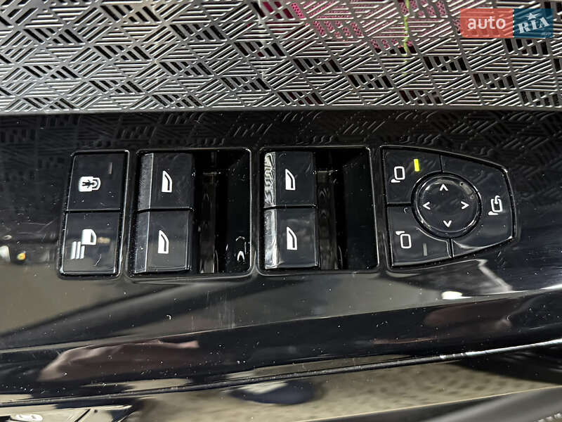 Седан BMW i7 2023 в Киеве