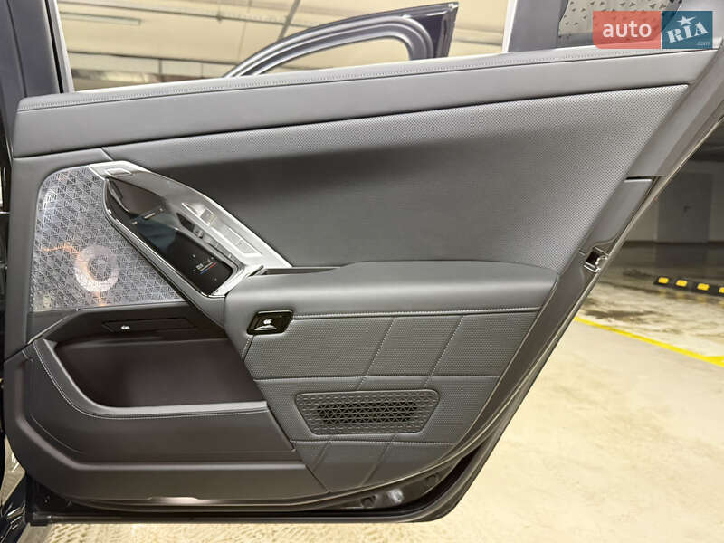 Седан BMW i7 2023 в Киеве