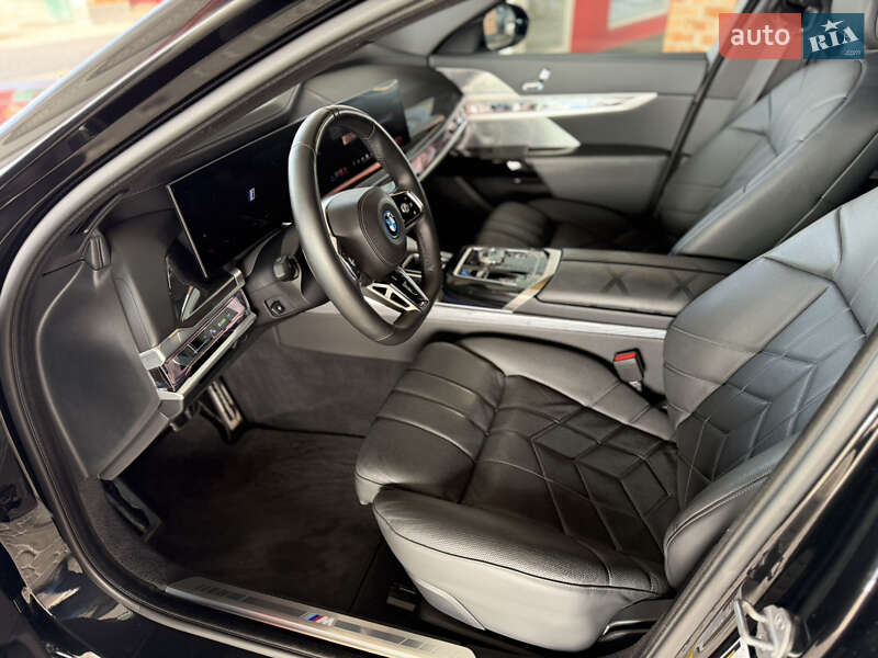 Седан BMW i7 2023 в Львові
