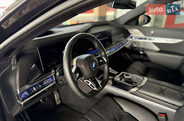 Седан BMW i7 2023 в Львові