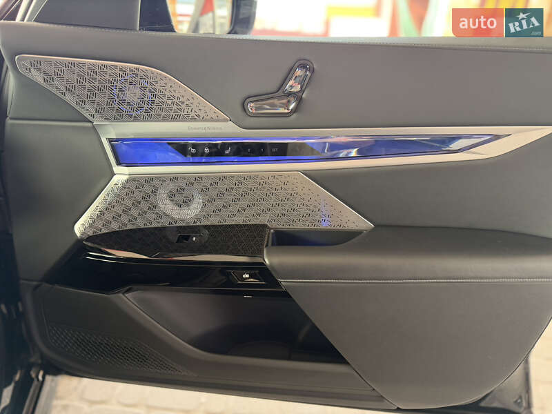 Седан BMW i7 2023 в Львові