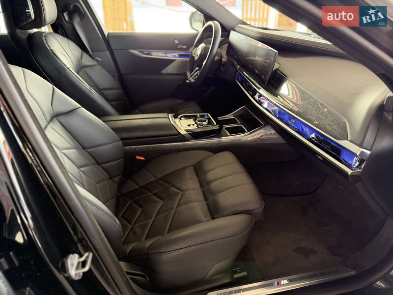 Седан BMW i7 2023 в Львові
