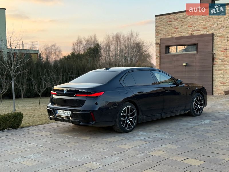 Седан BMW i7 2023 в Ровно