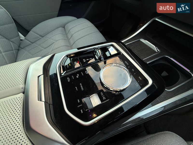 Седан BMW i7 2023 в Ровно
