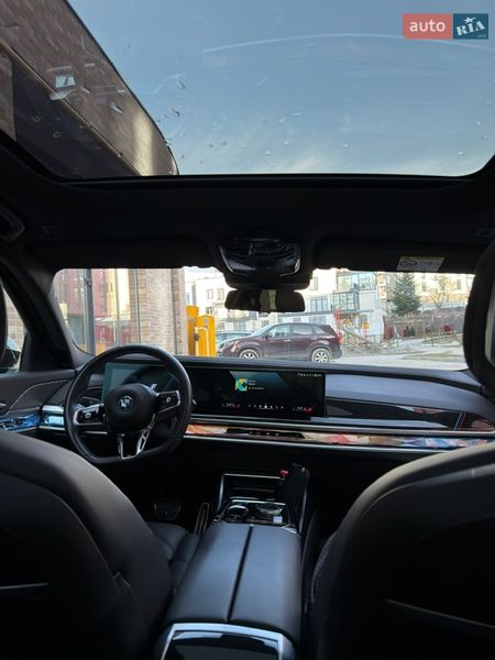 Седан BMW i7 2023 в Львові