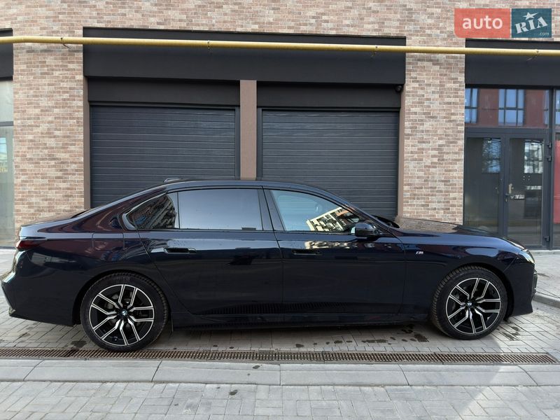 Седан BMW i7 2023 в Львові