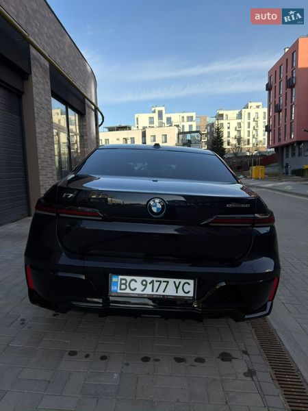 Седан BMW i7 2023 в Львові