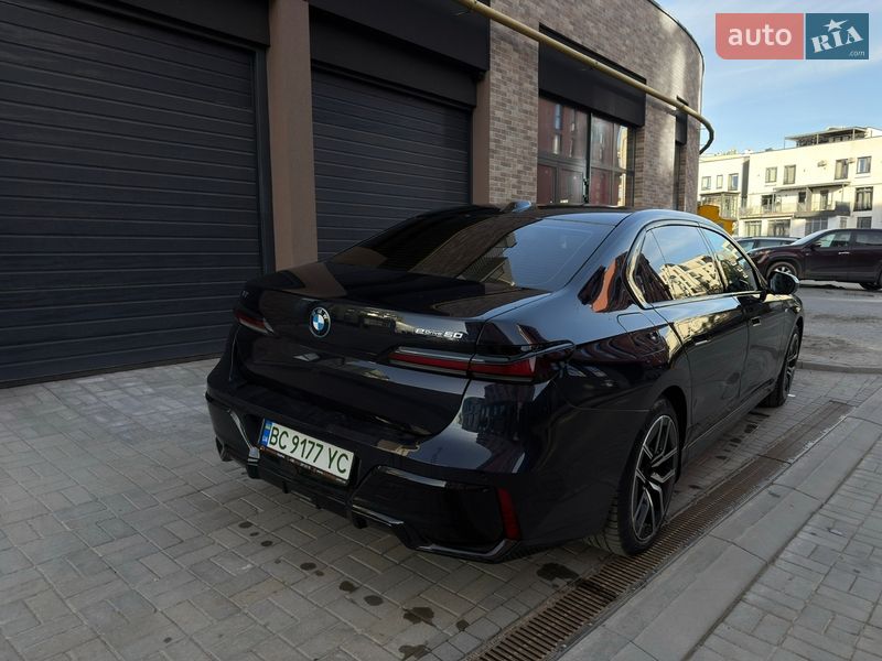 Седан BMW i7 2023 в Львові