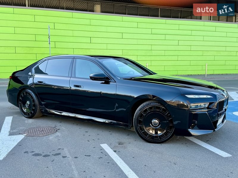 Седан BMW i7 2024 в Киеве