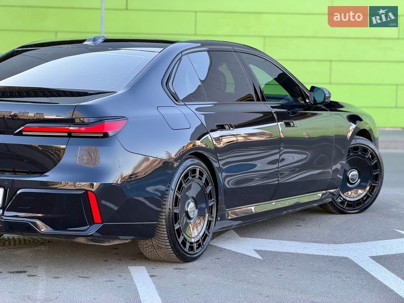 Седан BMW i7 2024 в Киеве
