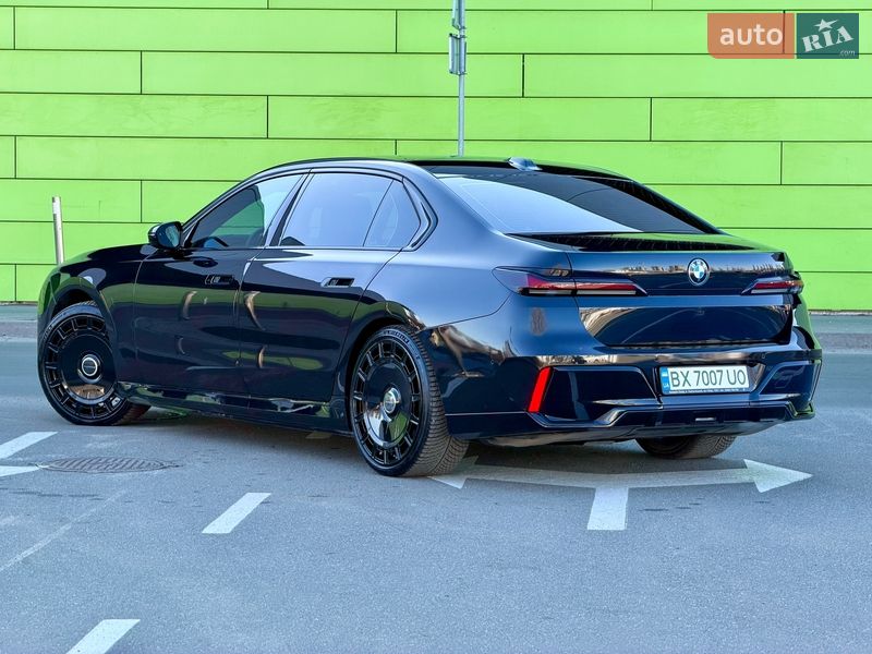 Седан BMW i7 2024 в Киеве