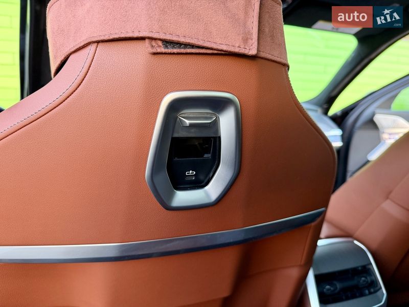 Седан BMW i7 2024 в Киеве