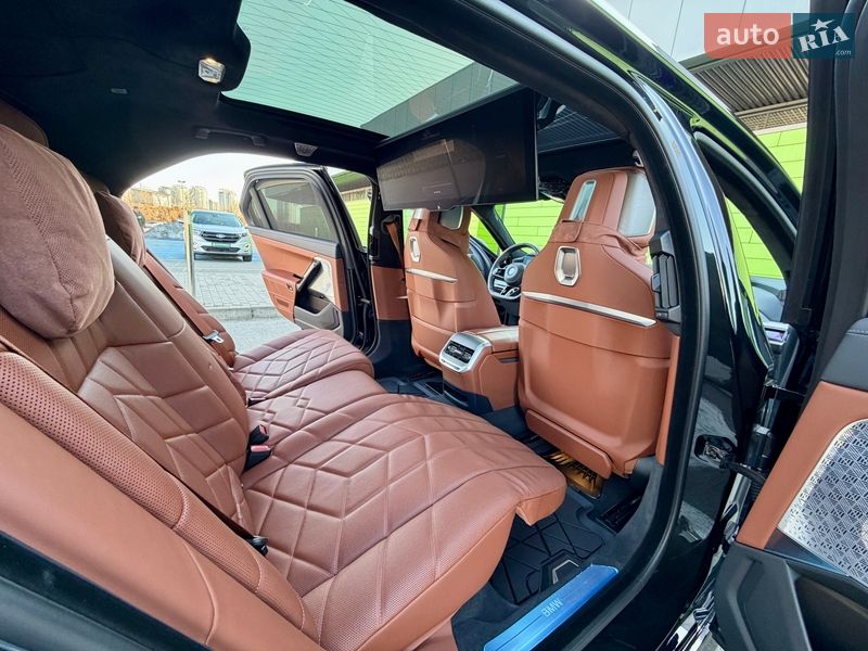 Седан BMW i7 2024 в Киеве