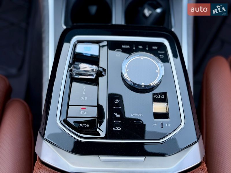 Седан BMW i7 2024 в Киеве