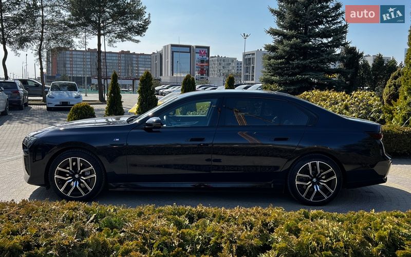 Седан BMW i7 2023 в Львове