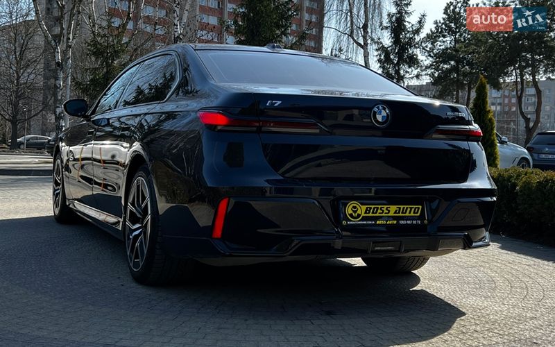 Седан BMW i7 2023 в Львове