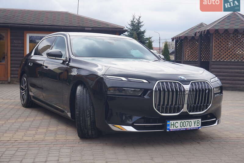 Седан BMW i7 2024 в Самборі
