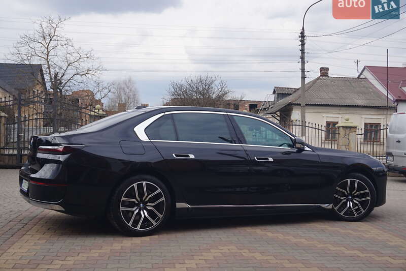 Седан BMW i7 2024 в Самборі