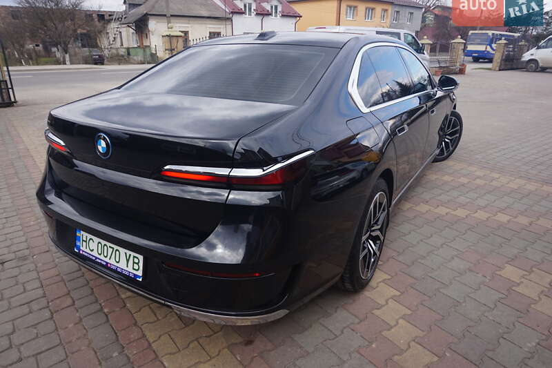 Седан BMW i7 2024 в Самборі
