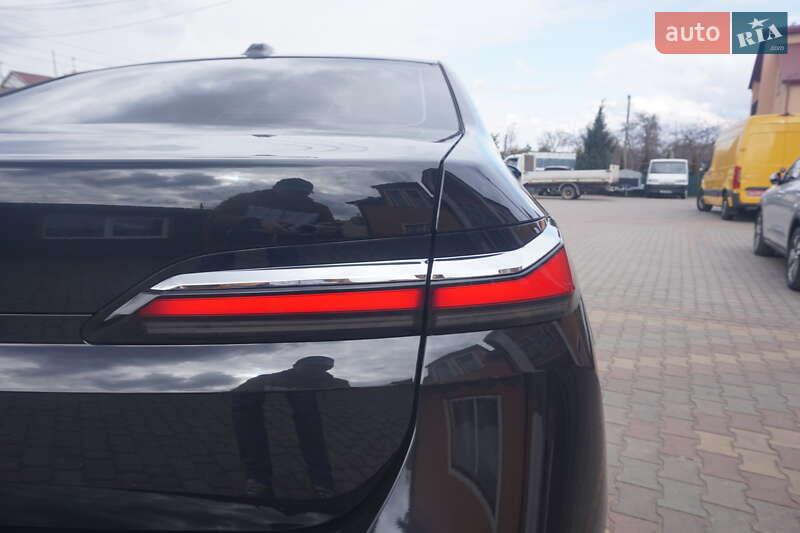 Седан BMW i7 2024 в Самборі