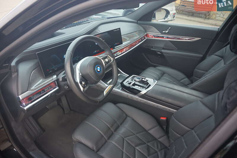 Седан BMW i7 2024 в Самборі