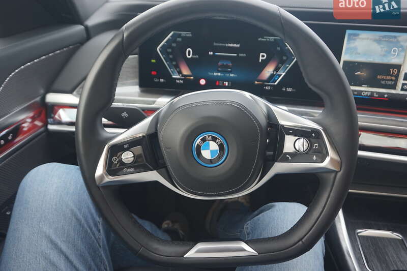 Седан BMW i7 2024 в Самборі
