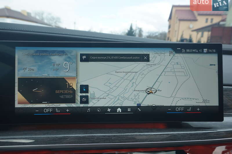 Седан BMW i7 2024 в Самборі