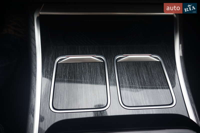 Седан BMW i7 2024 в Самборі