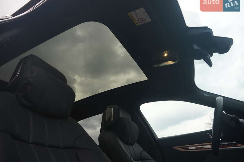 Седан BMW i7 2024 в Самборі