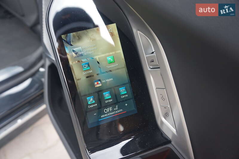 Седан BMW i7 2024 в Самборі