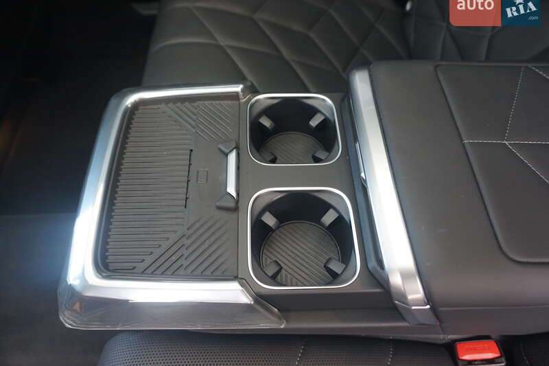 Седан BMW i7 2024 в Самборі