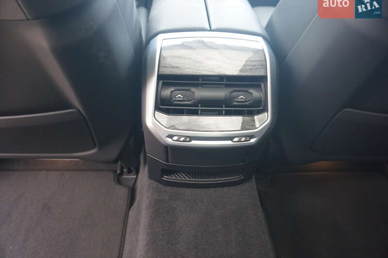 Седан BMW i7 2024 в Самборі