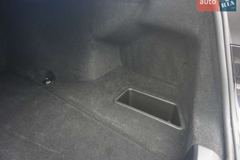 Седан BMW i7 2024 в Самборі