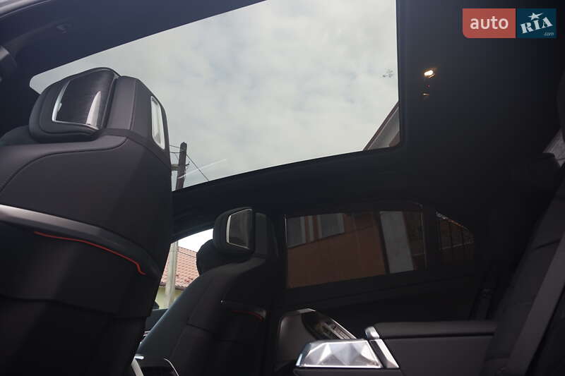 Седан BMW i7 2024 в Самборі