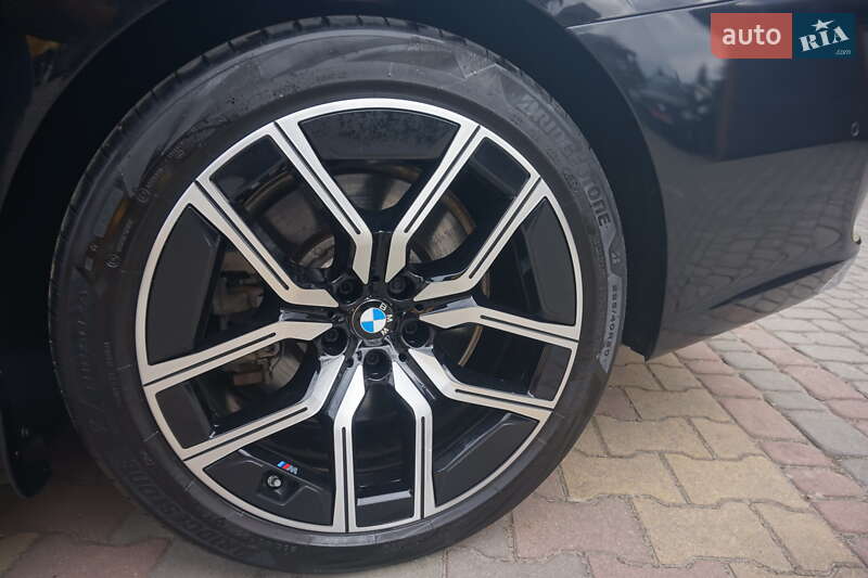Седан BMW i7 2024 в Самборі