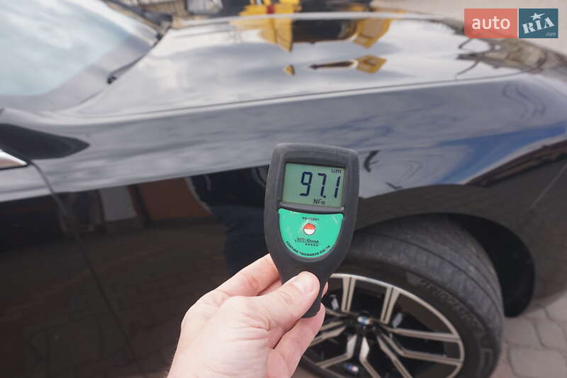 Седан BMW i7 2024 в Самборі