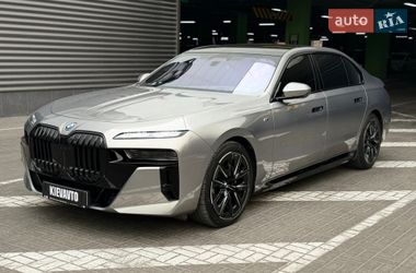 Седан BMW i7 2022 в Киеве