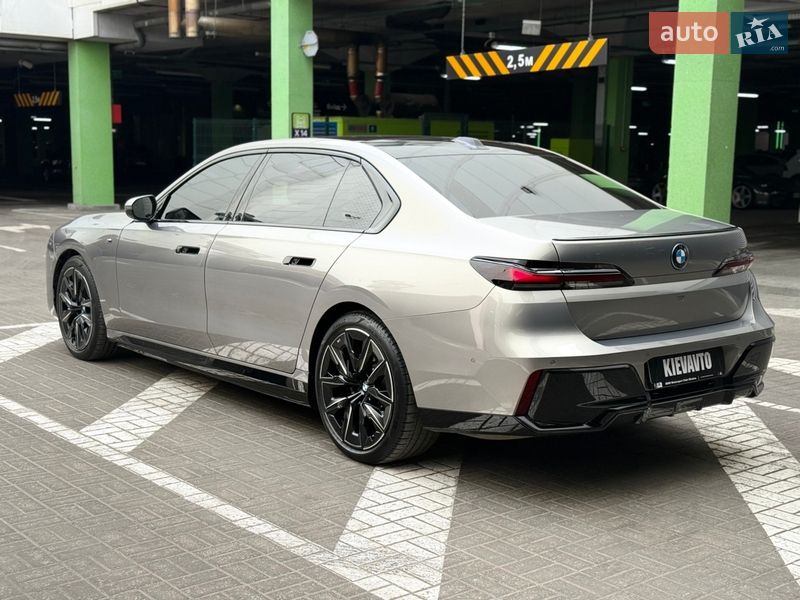 Седан BMW i7 2022 в Киеве