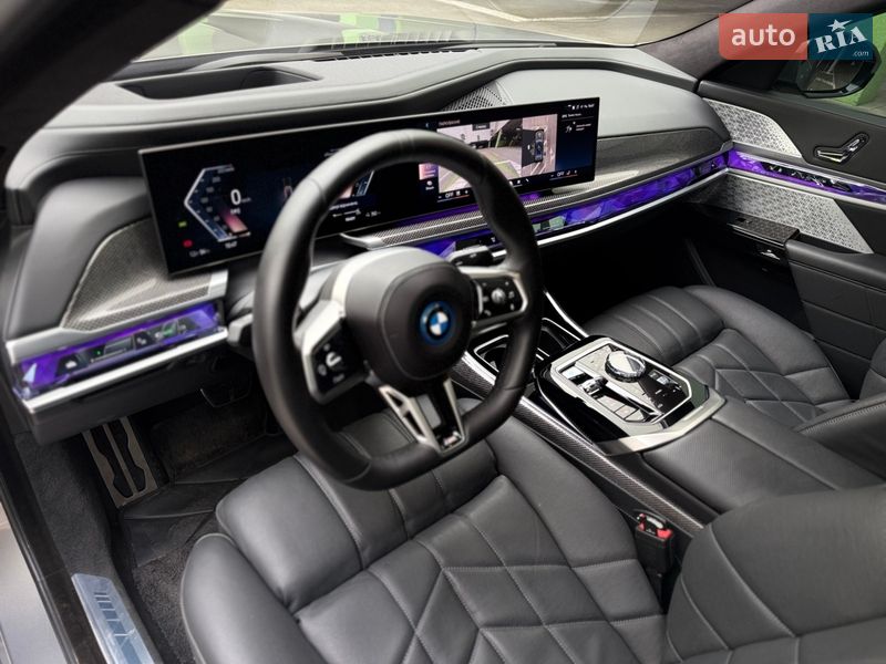 Седан BMW i7 2022 в Киеве