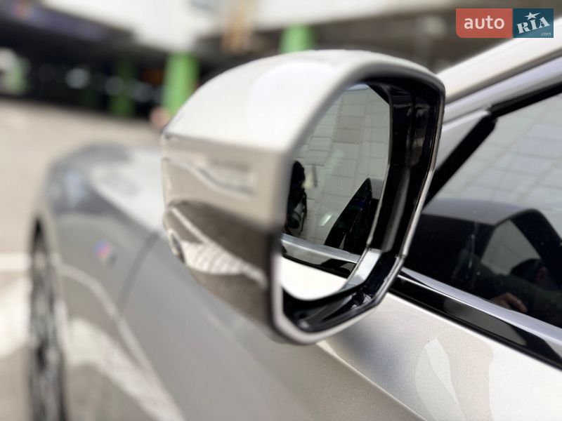 Седан BMW i7 2022 в Киеве