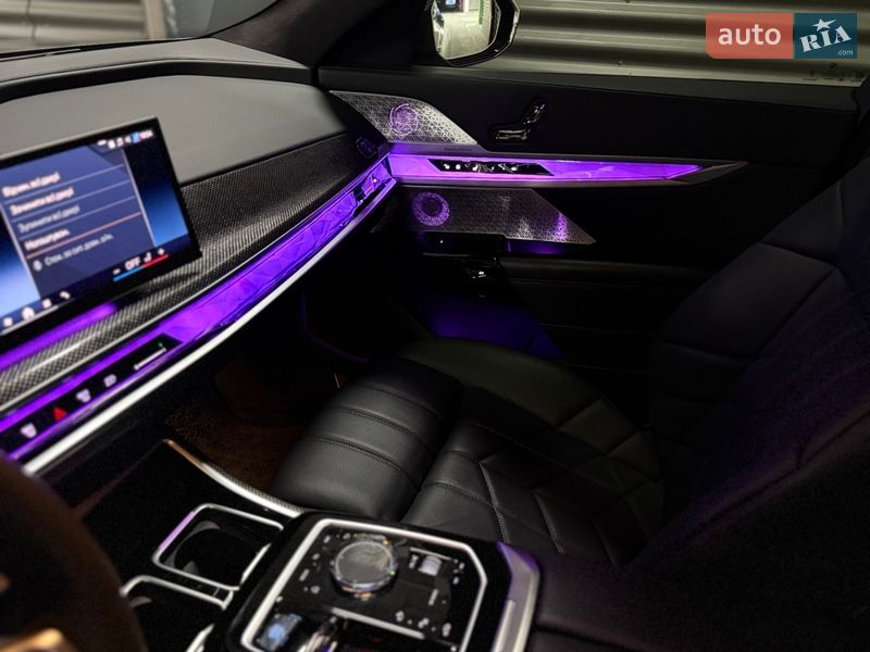 Седан BMW i7 2022 в Киеве