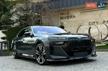 Седан BMW i7 2022 в Львове