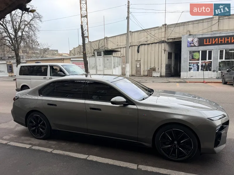 BMW i7